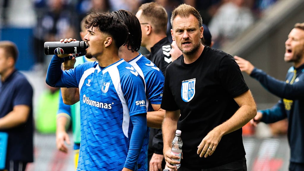Laurin Ulrich (li.) vom 1. FC Magdeburg, gemeinsam mit Förderer und Trainer Markus Fiedler.