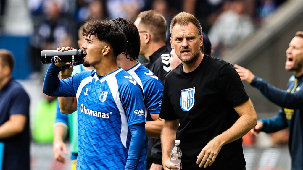 Laurin Ulrich (li.) vom 1. FC Magdeburg, gemeinsam mit Förderer und Trainer Markus Fiedler.
