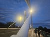 Die Schrägseile der Kaiser-Otto-Brücke werden bislang ohne Farbeffekte angestrahlt.