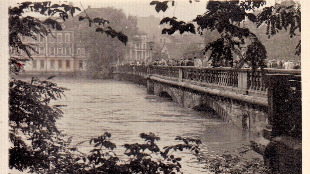 In der Vergangenheit hat das solide errichtete Haus Wasservorstadt 18 in Zeitz so manchen Gefahren getrotzt. Das Hochwasser im Juli 1954 (Foto) gehört ebenso, wie das von 2013 mit dazu. Leerstand und Verfall nach der Wende brachten es in den aktuellen einsturzgefährdeten Zustand.