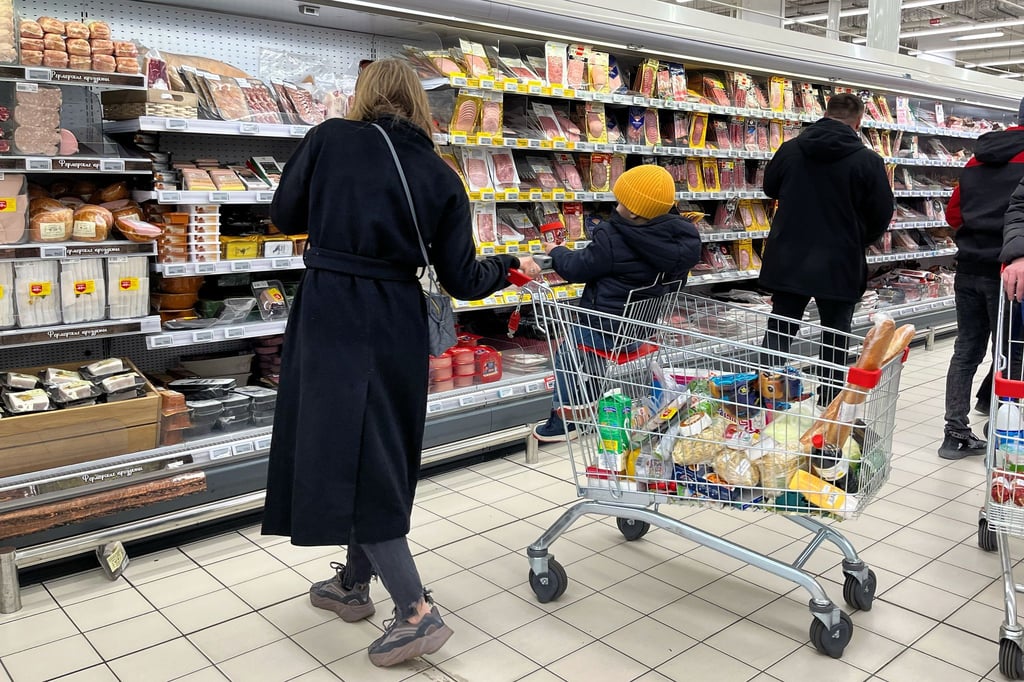 Eine höhere Mehrwertsteuer macht für russische Verbraucher den Einkauf teurer. (Archivbild)