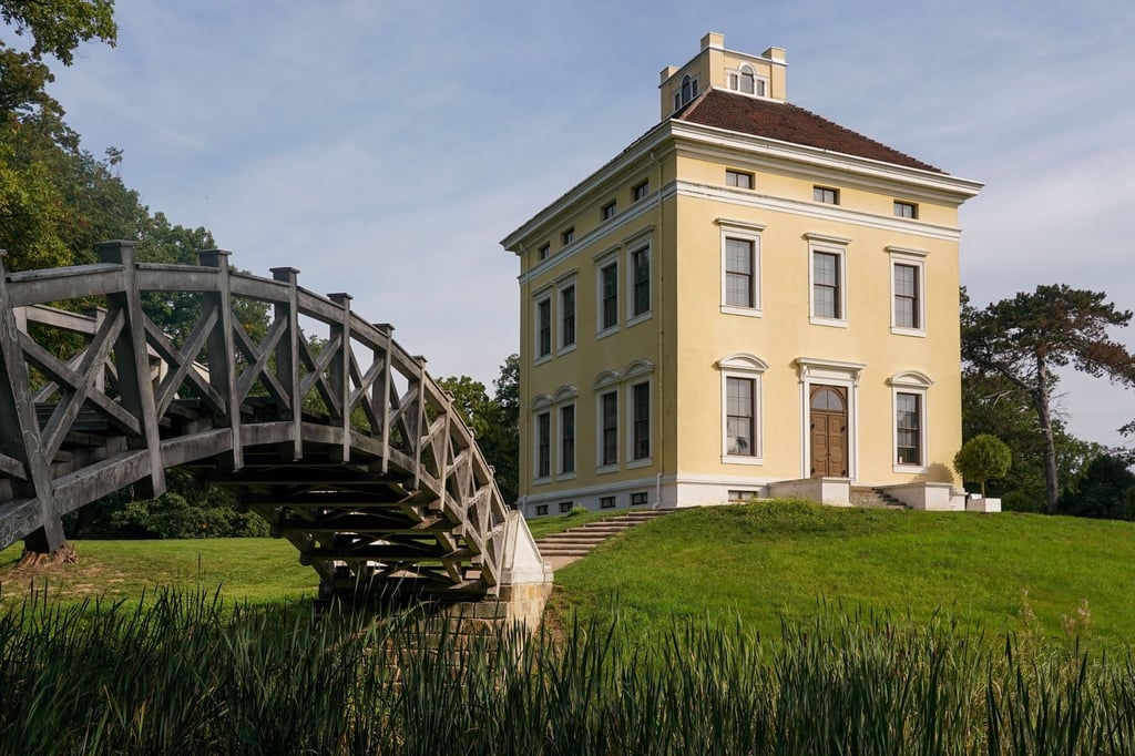 Schloss und Park Luisium schützt seit 2021 ein neuer Ringdeich vor Hochwasser. (Archivfoto)