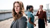 Dina Schwarz (Lou Strenger, links) blickt zu dem am Dach-Rand stehenden Nathan Freye. Im Hintergrund rufen Veronika Jelinek (Ulrike Tscharre, rechts) und Jenny de Luca (Melodie Simina, Mitte) Hilfe.