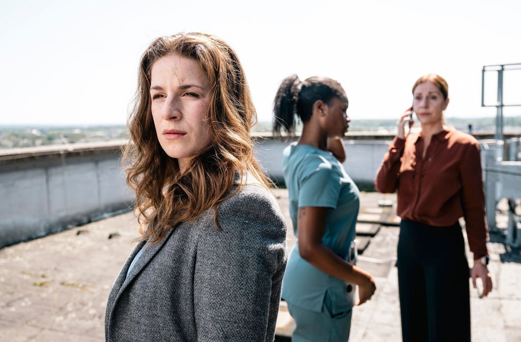 Dina Schwarz (Lou Strenger, links) blickt zu dem am Dach-Rand stehenden Nathan Freye. Im Hintergrund rufen Veronika Jelinek (Ulrike Tscharre, rechts) und Jenny de Luca (Melodie Simina, Mitte) Hilfe.