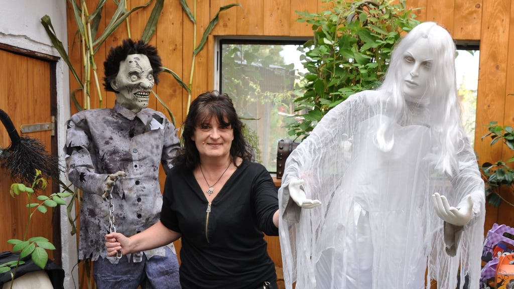 Im Wintergarten bei Heike Ebner in Schopsdorf tummeln sich schaurige Gestalten.