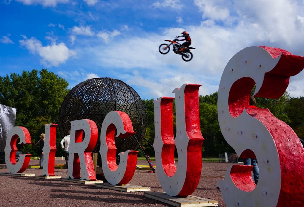 Der „Weihnachts-Circus Atemlos“ schlägt sein Zelt am Gimritzer Damm auf.