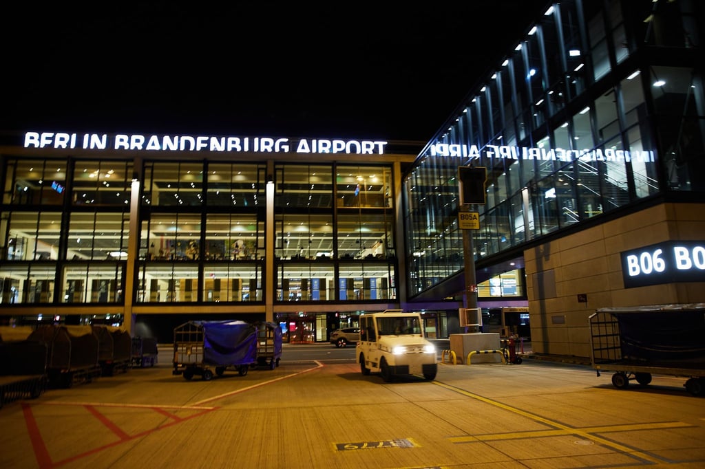 Mögliche Änderungen am Nachtflugverbot am Flughafen BER sind ein Streitpunkt zwischen Berlin und Brandenburg (Archivbild).