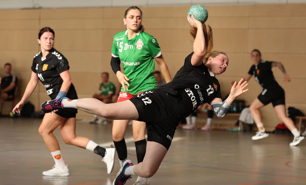 Anika Wilke (im Wurf) kam gegen den HSV (mit Anne-Lotte Kramß) auf zwei Treffer.