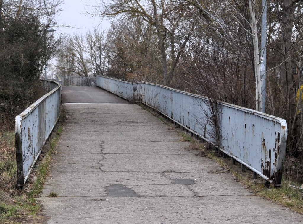 Um die Brücke zwischen Mützel- und Uhlandstraße geht es am Wochenende.