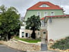 Das sanierte Haus aus der Gründerzeit und dessen  neu gestaltetes Umfeld.  