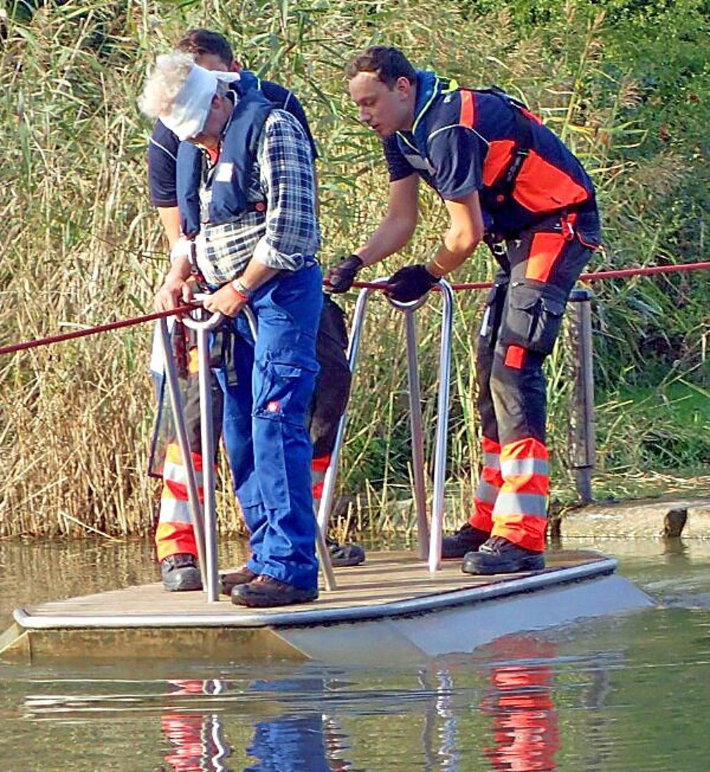 Geschicklichkeit war gefragt bei einer Rettung mit dem Floß.