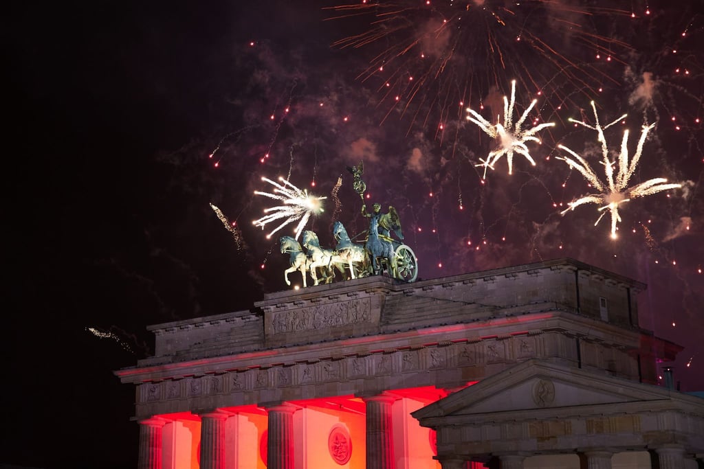 Ob es am Brandenburger Tor in diesem Jahr ein großes Feuerwerk gibt, ist noch nicht sicher. (Archivfoto)
