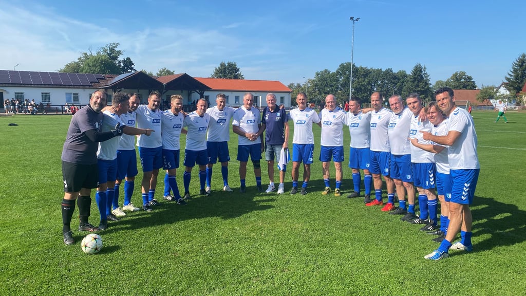 Die Traditionsmannschaft des 1. FC Magdeburg feierte ihren Freund und Gefährten Siegmund Mewes (8. v. l.) am vergangenen Wochenende gebührend.