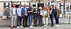 Das „Altstadtcafé“ in Havelberg hat  die Auszeichnung „Gästeliebling“ erhalten. Das Team (MItte) des Cafés  freute sich mit Inhaberin Birka Müller (3. von rechts). Gratuliert haben: Jakob Müller (von links), Max Schurz vom Tourismusverband Sachsen-Anhalt, Mathias Bölt (parteilos), Bürgermeister in Havelberg, sowie Babett Wickler (von rechts) vom Biosphärenreservat Mittelelbe und ART-Geschäftsführerin Carla Reckling-Kurz.