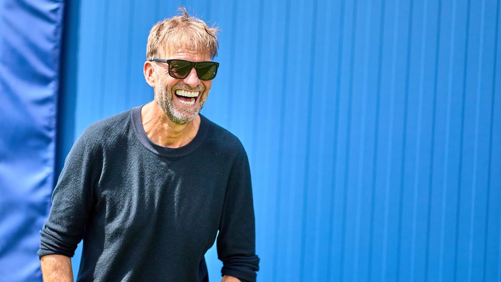 Jürgen Klopp mit einem jungen Fan.