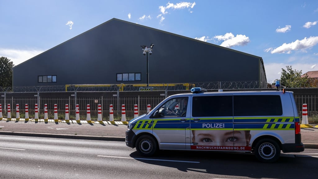 Poller sichern das Interims-Gerichtsgebäude für den Prozess gegen den Todesfahrer vom Magdeburger Weihnachtsmarkt. Der Hauptsaal in der Leichtbauhalle bietet mit 1.900 Quadratmetern Platz für etwa 700 Personen.