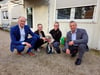 Lissi hatte es ihnen angetan: Landrat Andy Grabner, Pamela Strahler, Julia Senst und Andreas Dittmann  (von rechts).