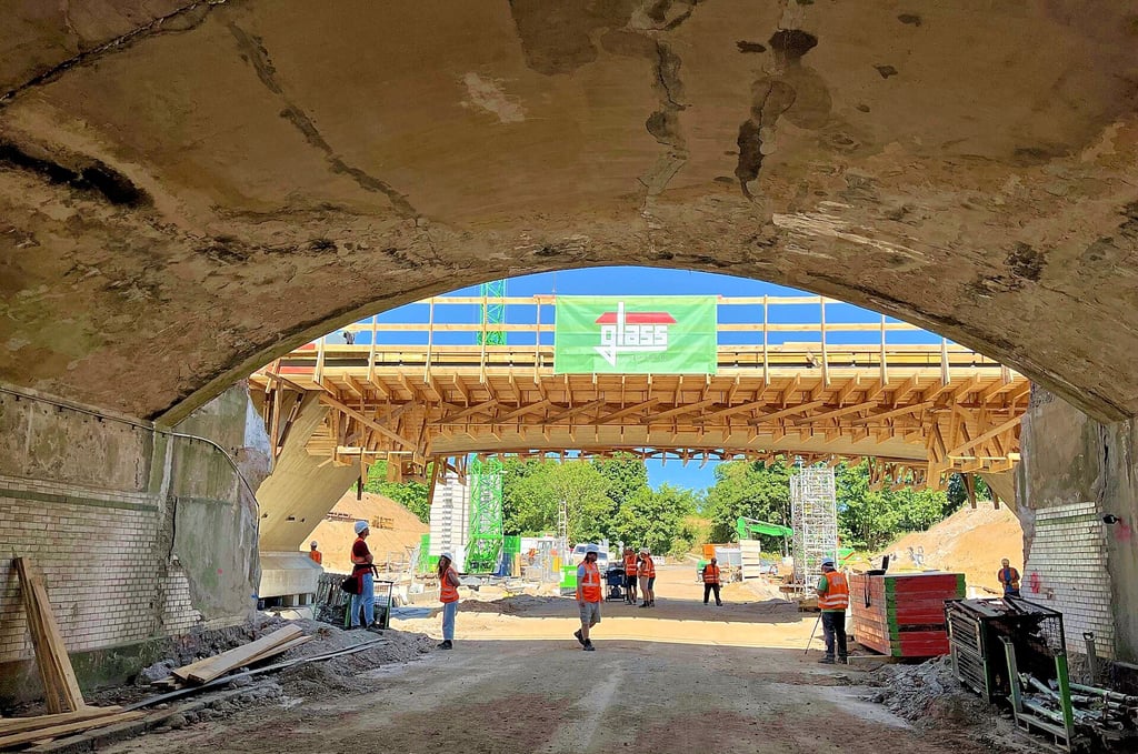 Ein Stück vom alten Bahntunnel in Zangenberg ist noch übrig. Die erste neue Brücke wurde bereits im Juni eingeschoben.
