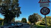 Die Kroatenwuhne im Magdeburger Stadtteil Sudenburg ist eine schmale Straße. Durch parkende Autos kann es keinen Begegnungsverkehr geben. Das führt in Stoßzeiten zu Blockaden.