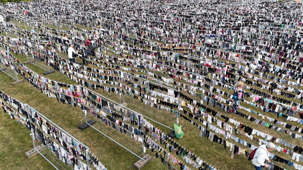 Über 142.000 Socken auf über elf Kilometern Leine wurden aufgehängt. (Archivbild)