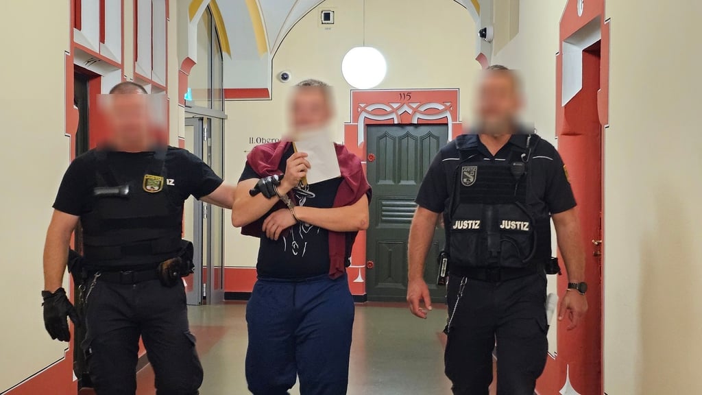 Der 22-jährige Angeklagte (M.) ist des versuchten Totschlags angeklagt.