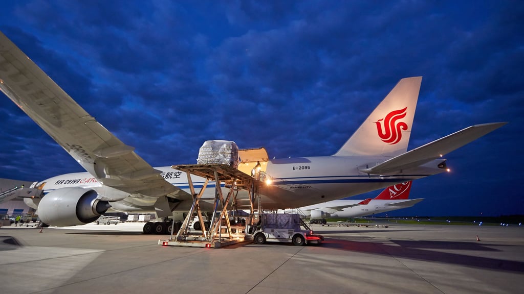 Eine Boeing 777 Frachtmaschine der chinesischen Airline Air China Cargo bringt Pakete nach Deutschland. Leipzig/Halle will auch ähnliche Transporte anziehen.