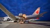 Eine Boeing 777 Frachtmaschine der chinesischen Airline Air China Cargo bringt Pakete nach Deutschland. Leipzig/Halle will auch ähnliche Transporte anziehen.