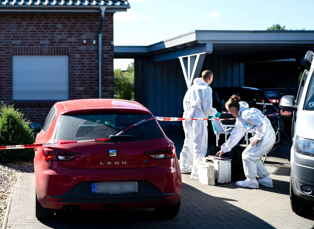 Nach dem Fund einer tödlich verletzten 30 Jahre alten Frau in Gyhum sucht die Polizei am Tatort nach Spuren und Beweismitteln.