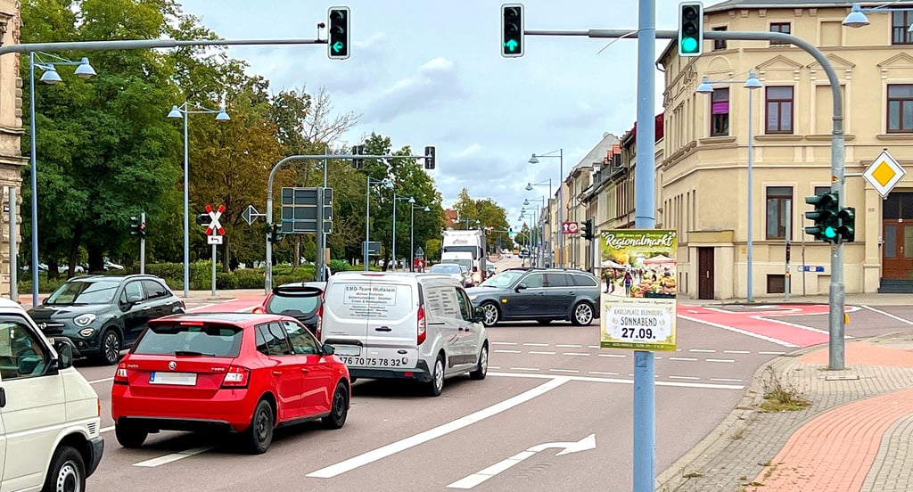 Ein alltägliches Bild: Rotlichtsünder aus der Friedensallee  zwingen Autofahrer auf der Annenstraße trotz grüner Ampel zum Warten.