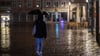 Der Regenschirm darf im Süden in den kommenden Tagen nicht fehlen.