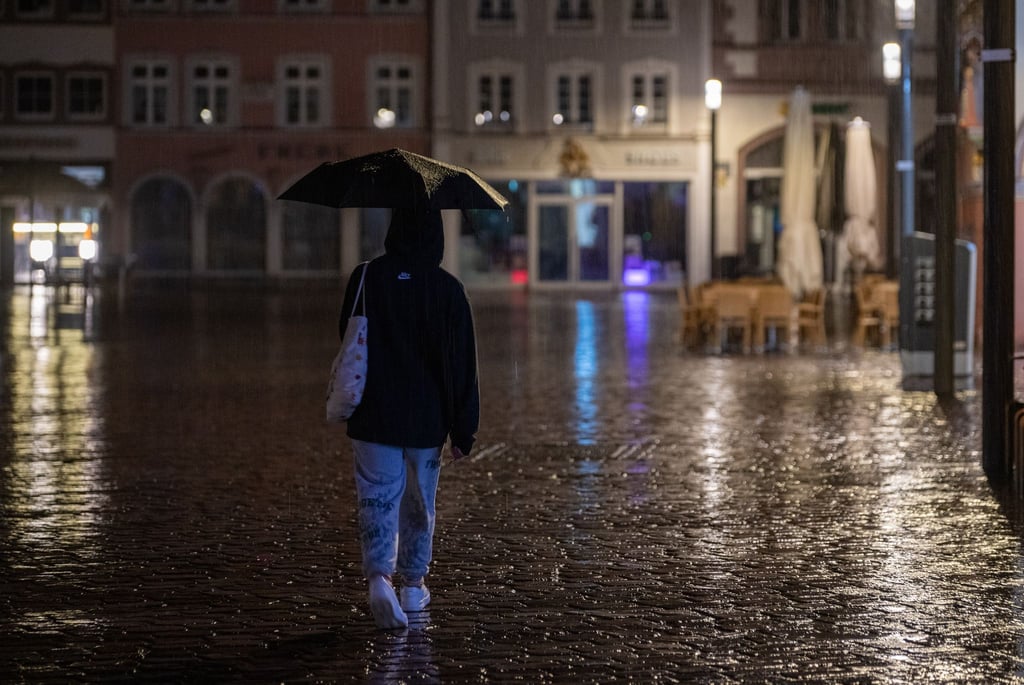 Der Regenschirm darf im Süden in den kommenden Tagen nicht fehlen.