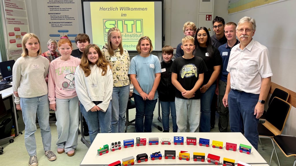 Schülerfirmen- und Erfindermesse im Schülerinstitut SITI Havelberg - Leiter Hannes König und seine Schüler empfangen Besucher der Ausstellung des Schüler-Instituts für Technik und angewandte Informatik.
