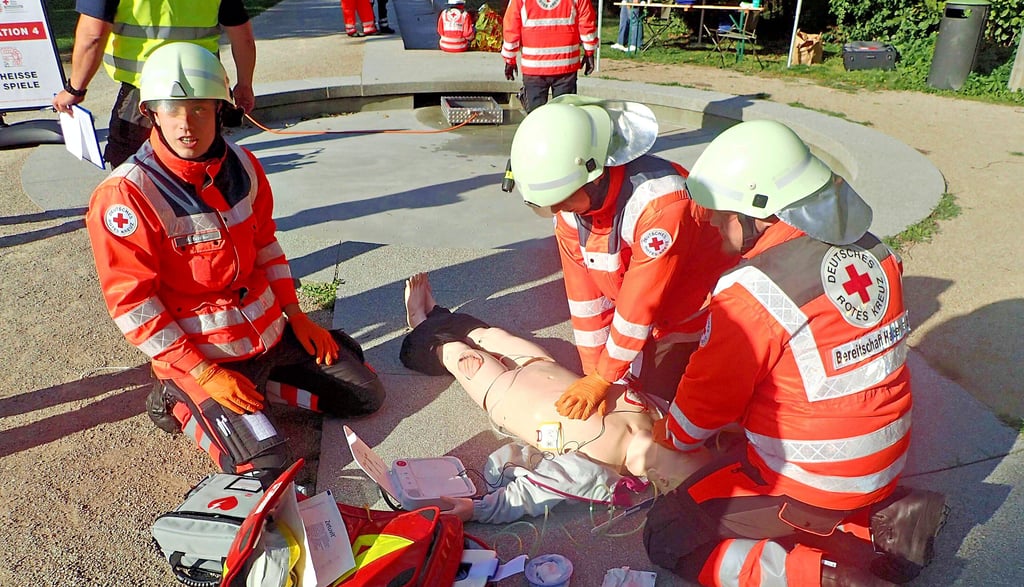 Reanimation war eine Aufgabe für die Sanitäter, die nur an einer Puppe ausgeführt werden kann. Ansonsten hatten sie es mit lebenden Statisten zu tun.