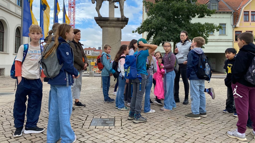 Was am reitenden Roland so besonders ist, erklärte Janina Otto den Viertklässlern vor dem Rathaus.