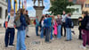 Was am reitenden Roland so besonders ist, erklärte Janina Otto den Viertklässlern vor dem Rathaus. 