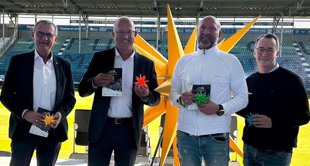 Freuen sich auf das Weihnachtssingen in der  Avnet-Arena:  Diakon Wolfgang Gerlich, MDCC-Geschäftsführer Guido Nienhaus, Veranstalter Guido Völpel und Gert Glowinski, Volksstimme (v. l.).