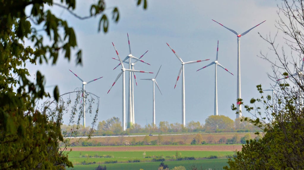 Künftig sollen Städte Geld für das Aufstellen von Windrädern erhalten.