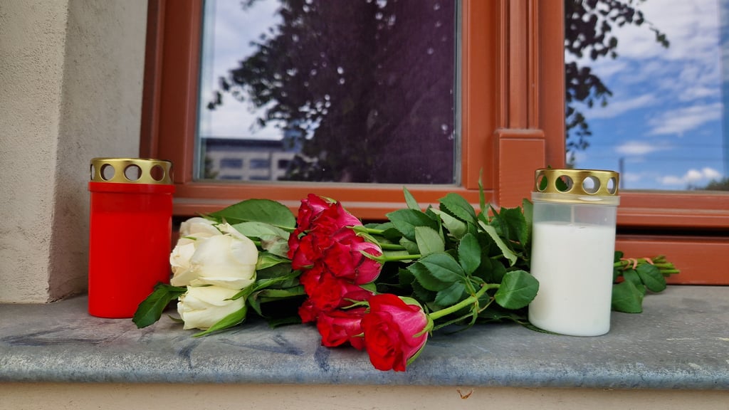 Stilles Gedenken: Blumen und Kerzen auf Sophies Kinderzimmerfenster im Paulusviertel