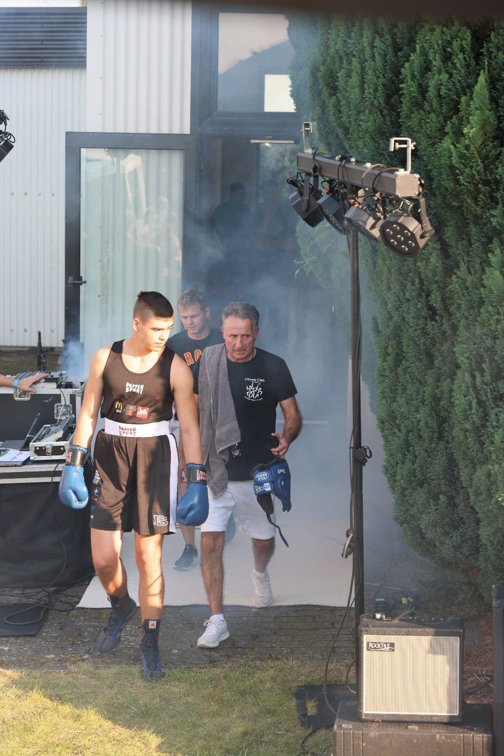Aiko Steffen (rechts) ist der Organisator hinter dem Open-Air-Boxen in Halberstadt. Seine Schützlinge lieferten sehenswerte Kämpfe gegen andere Boxclubs.