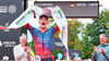 Jubel im Ziel in Erkner wie bei den ganz großen Champions: Unter jenen Triathleten, die keine Profis sind und noch einem „Brotjob“ nachgehen, gehört  Felix Berger, WM-Teilnehmer von 2024, sicher zur Spitze. 