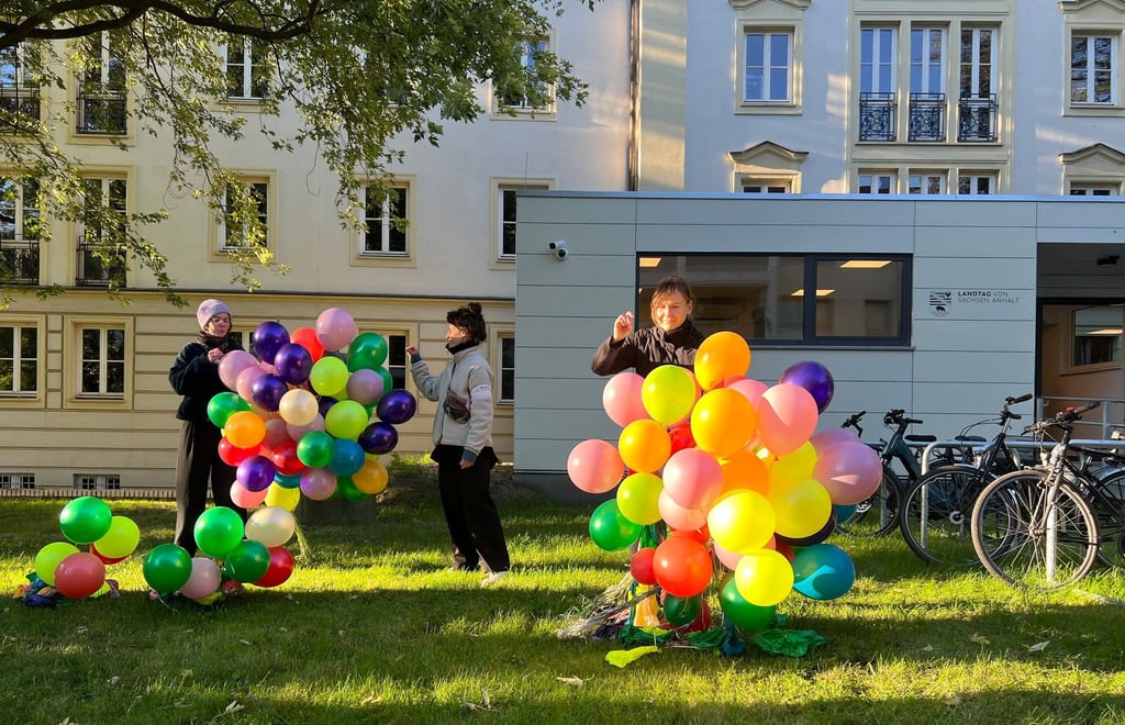 Erzieherinnen und Erzieher demonstrieren vor dem Landtag.