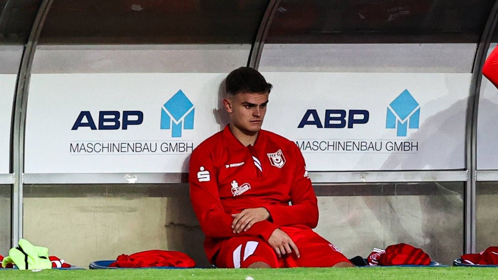 Fabrice Hartmann auf der Bank beim Halleschen FC (Symbolbild).