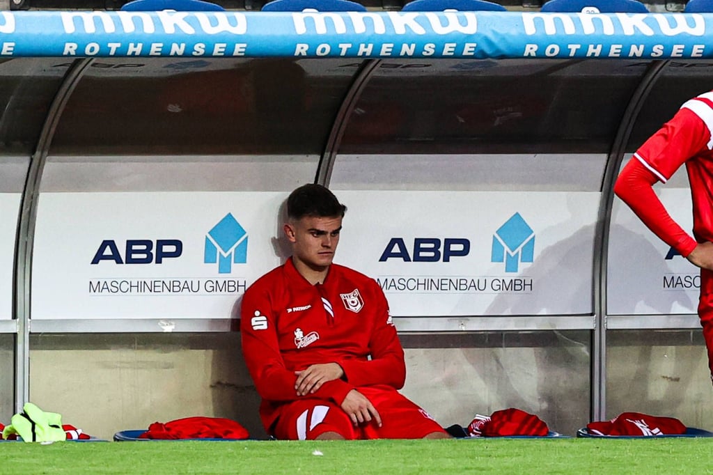 Fabrice Hartmann auf der Bank beim Halleschen FC (Symbolbild).