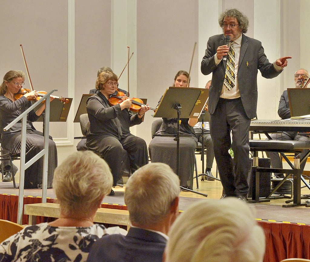 Jan Michael Horstmann gibt mit Kreislers Lied von der Hexe eine Vorschau auf einen Chanson-Abend mit ihm als Sänger. Die Philhamrmoniker aus Schönebeck haben aber noch viel mehr petto.