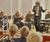 Jan Michael Horstmann gibt mit Kreislers Lied von der Hexe eine Vorschau auf einen Chanson-Abend mit ihm als Sänger. Die Philhamrmoniker aus Schönebeck haben aber noch viel mehr petto.
