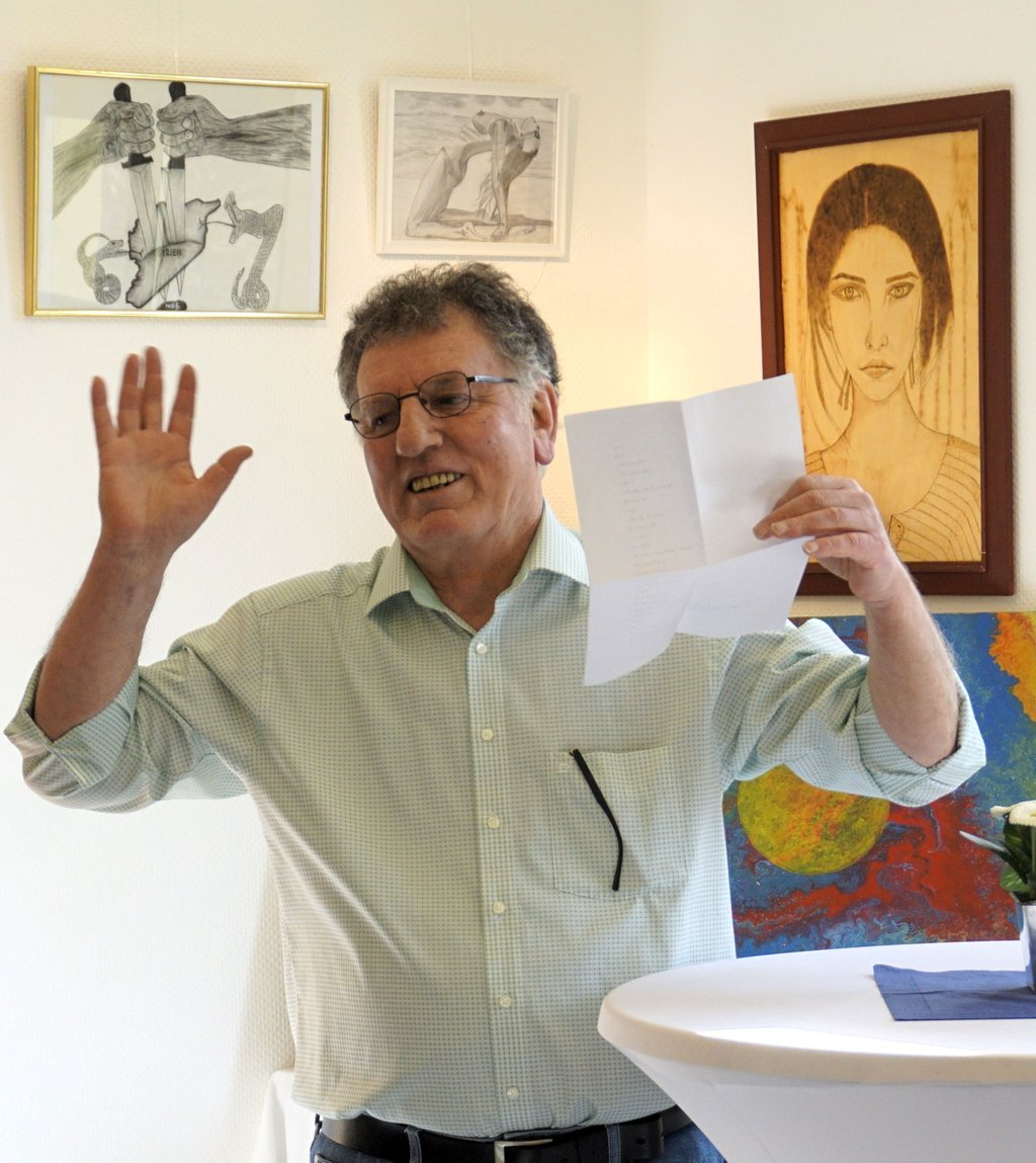 Fateh Nassif präsentiert beim Hoffest im Kreismuseum einige seiner Werke.