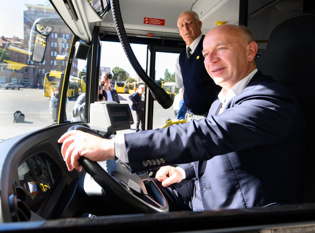 Kai Wegner nahm am Morgen am Steuer eines BVG-Busses Platz.