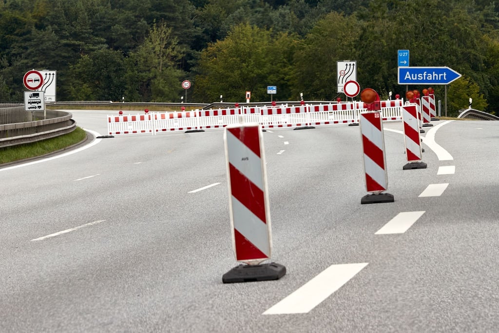 Viele Stunden lang war ein Abschnitt der Autobahn 7 gesperrt - nun können Fahrer und Fahrerinnen aufatmen. (Symbolbild)