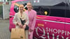 Die Freunde Margit Tietz und Marila Zielke sind bei der neuen Sendung Shopping-Queen mit dem beliebten pinkten Bus in Magdeburg unterwegs.