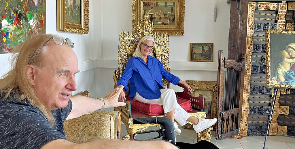 Fritz Rust und Friederike Werner in der neuen Galerie. Die soll ab 1. Oktober auch Besuchern offen stehen. Die Kunstexpertin durfte auf einem gut 200 Jahre alten thailändischen Thron Platz nehmen. Rechts daneben eine alte Tür aus einem Palast in Delhi.